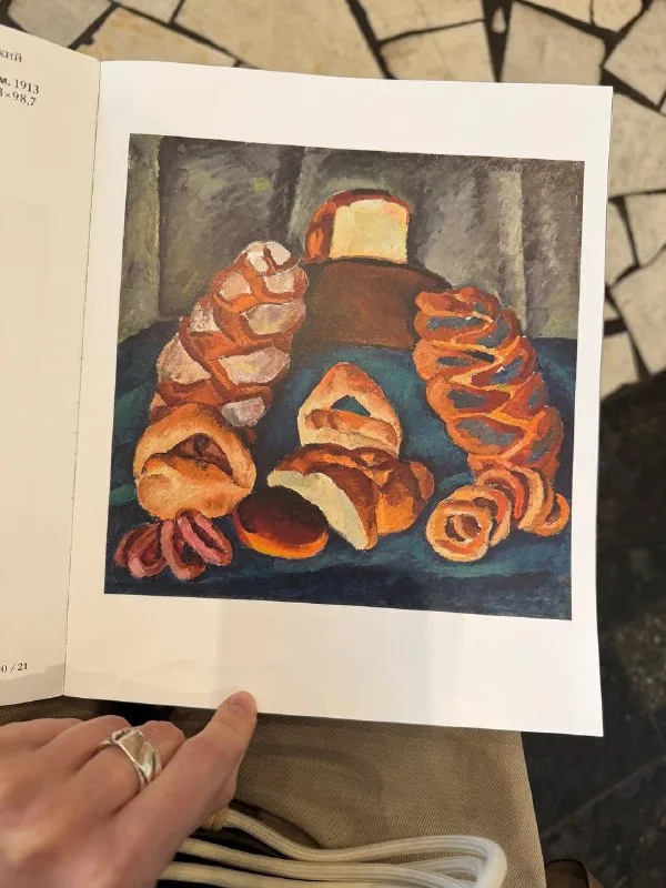 А в перерыве на чай из всего многообразия книг в Третьяковке человека, который всегда про поесть, ждала она….